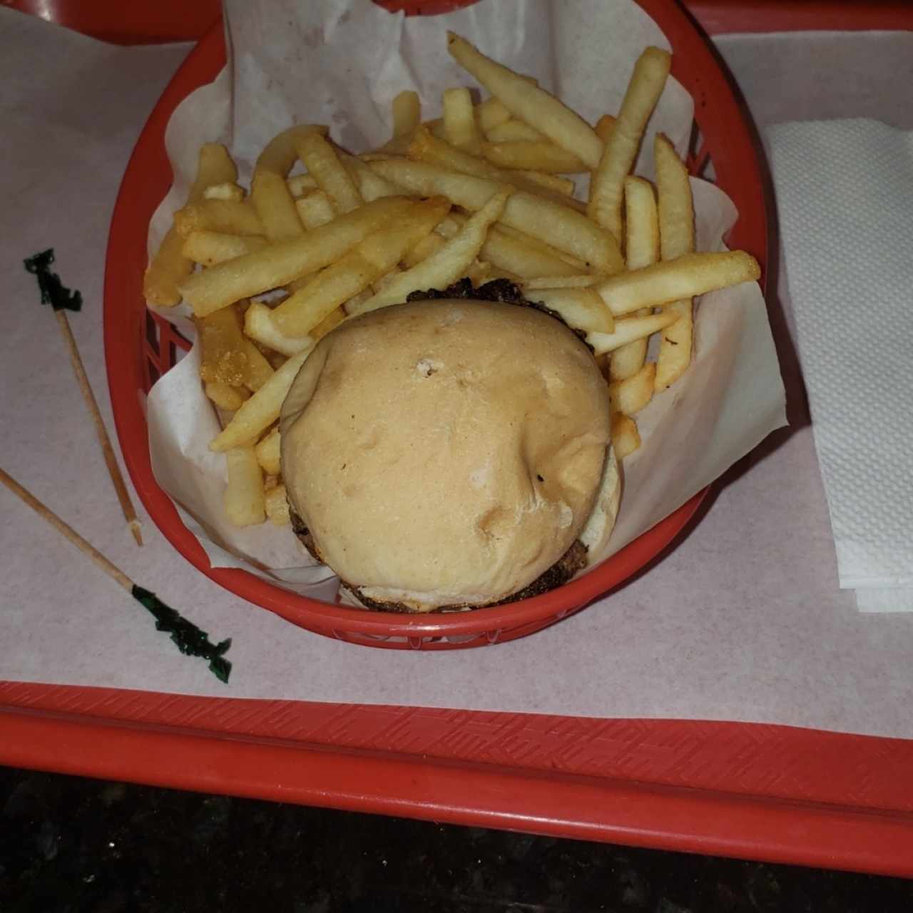 mini hamburguesa con papas