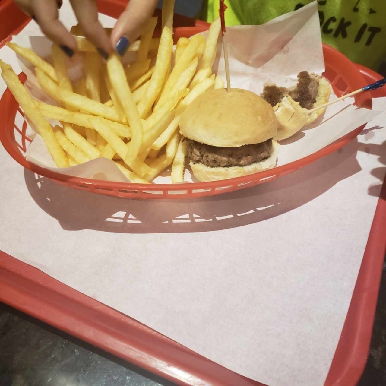 mini hamburger con papitas