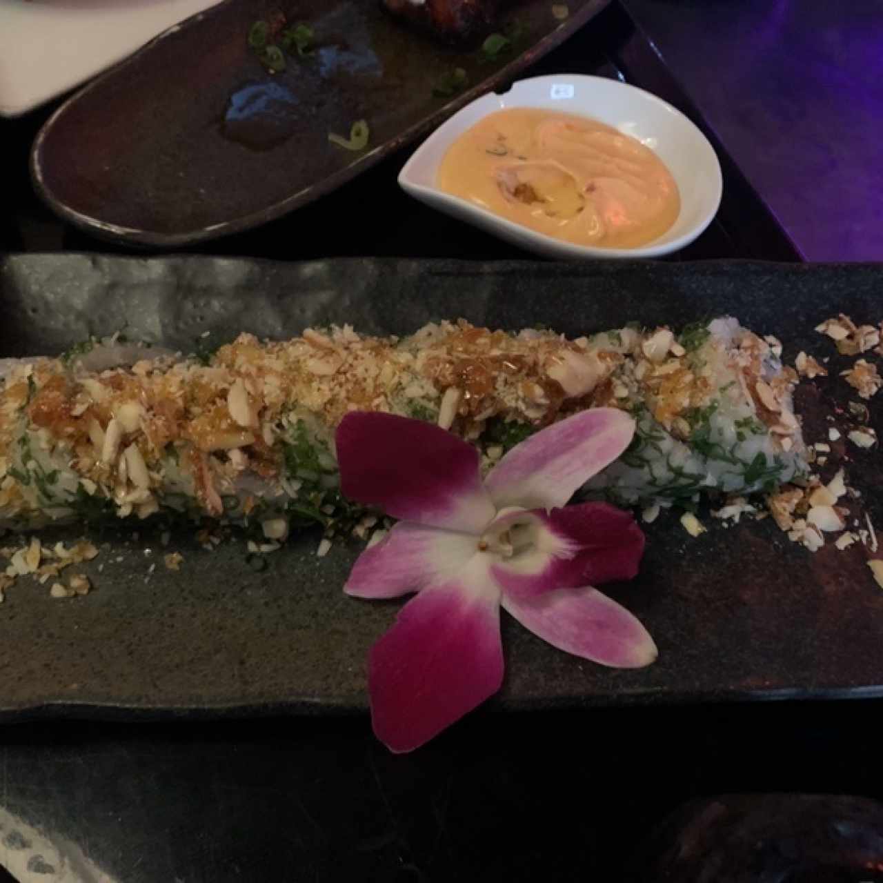sushi con almendras caramelizadas y trufa