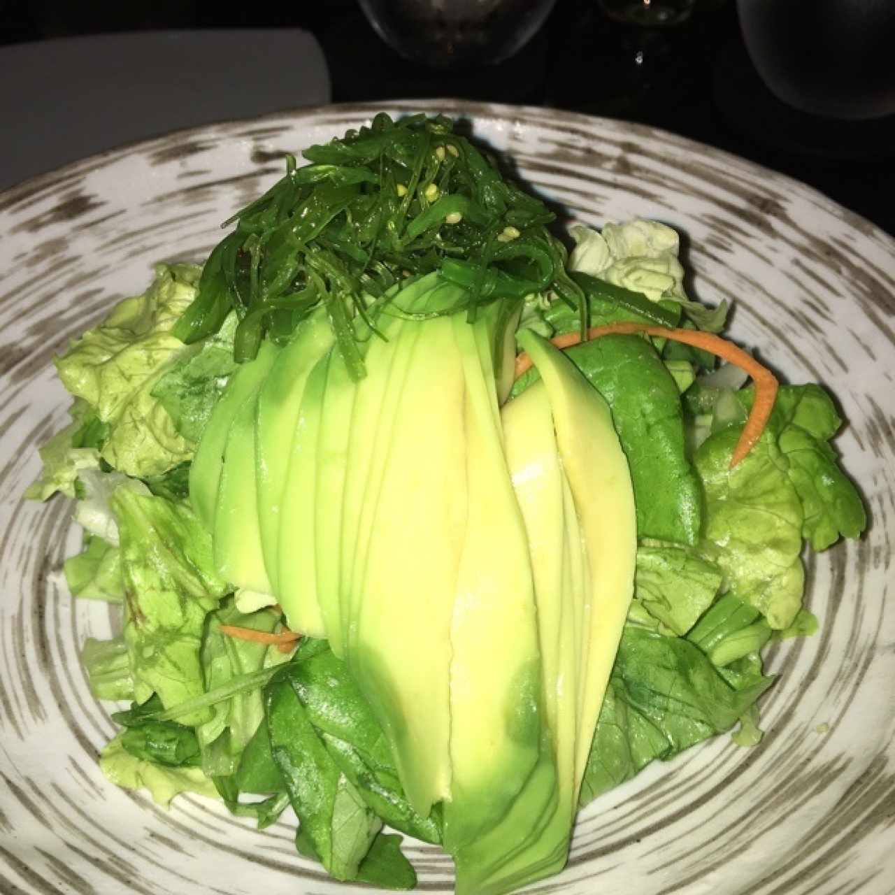 ensalada de algas y aguacate