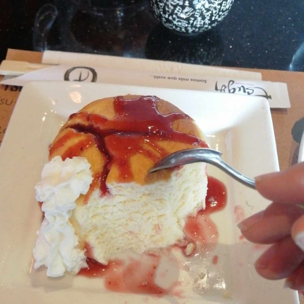Cheesecake japonés con salsa de frutos rojos