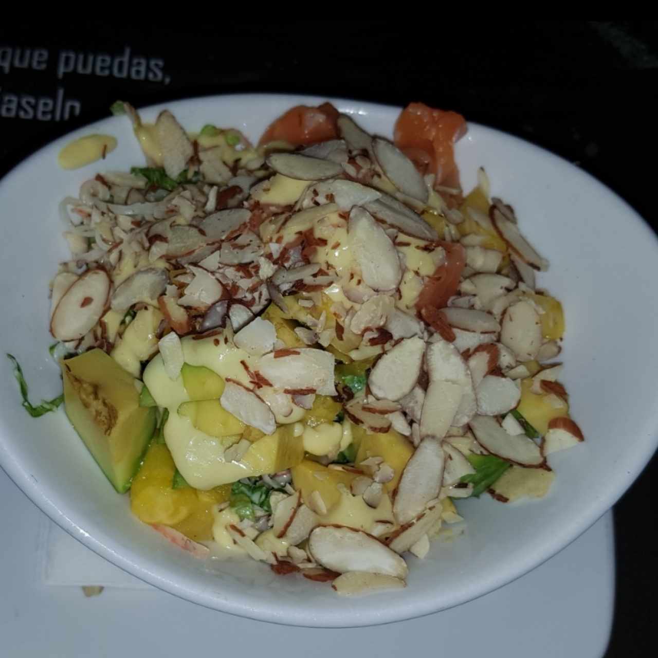 Thai Especial - Ensalada de Salmón, Kani, Aguacate, Piña, Almendras