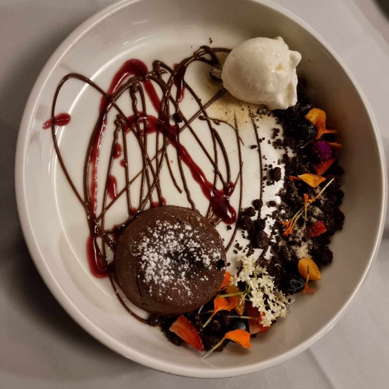 Volcán de chocolate con helado de vainilla