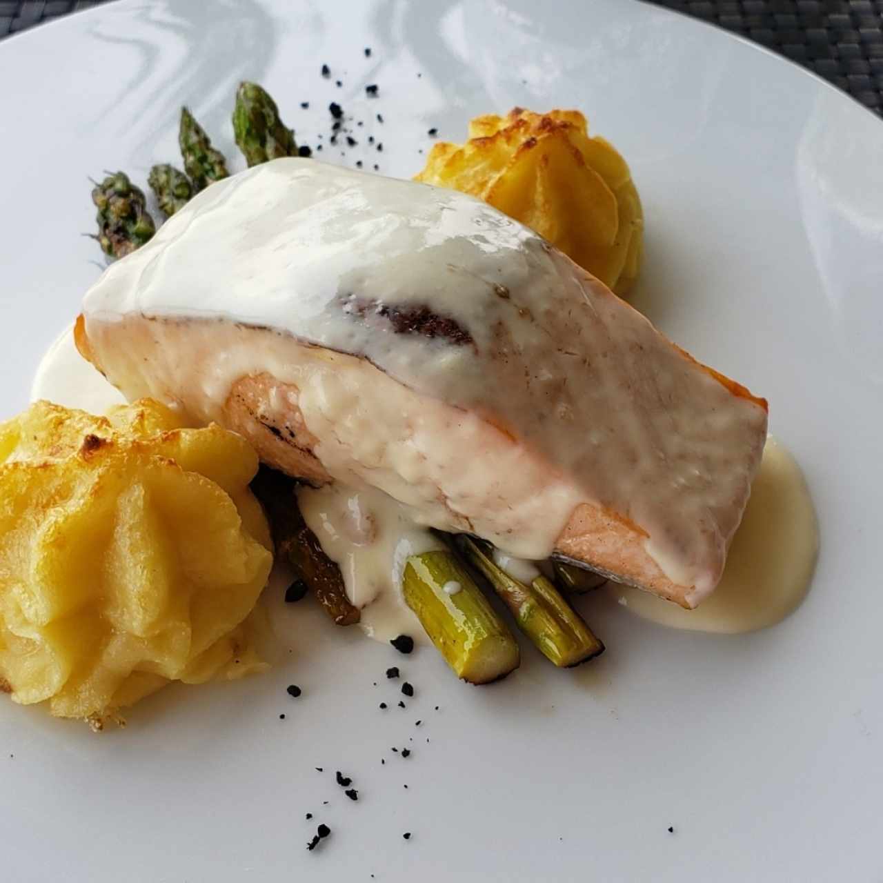 Salmon en salsa de limón 