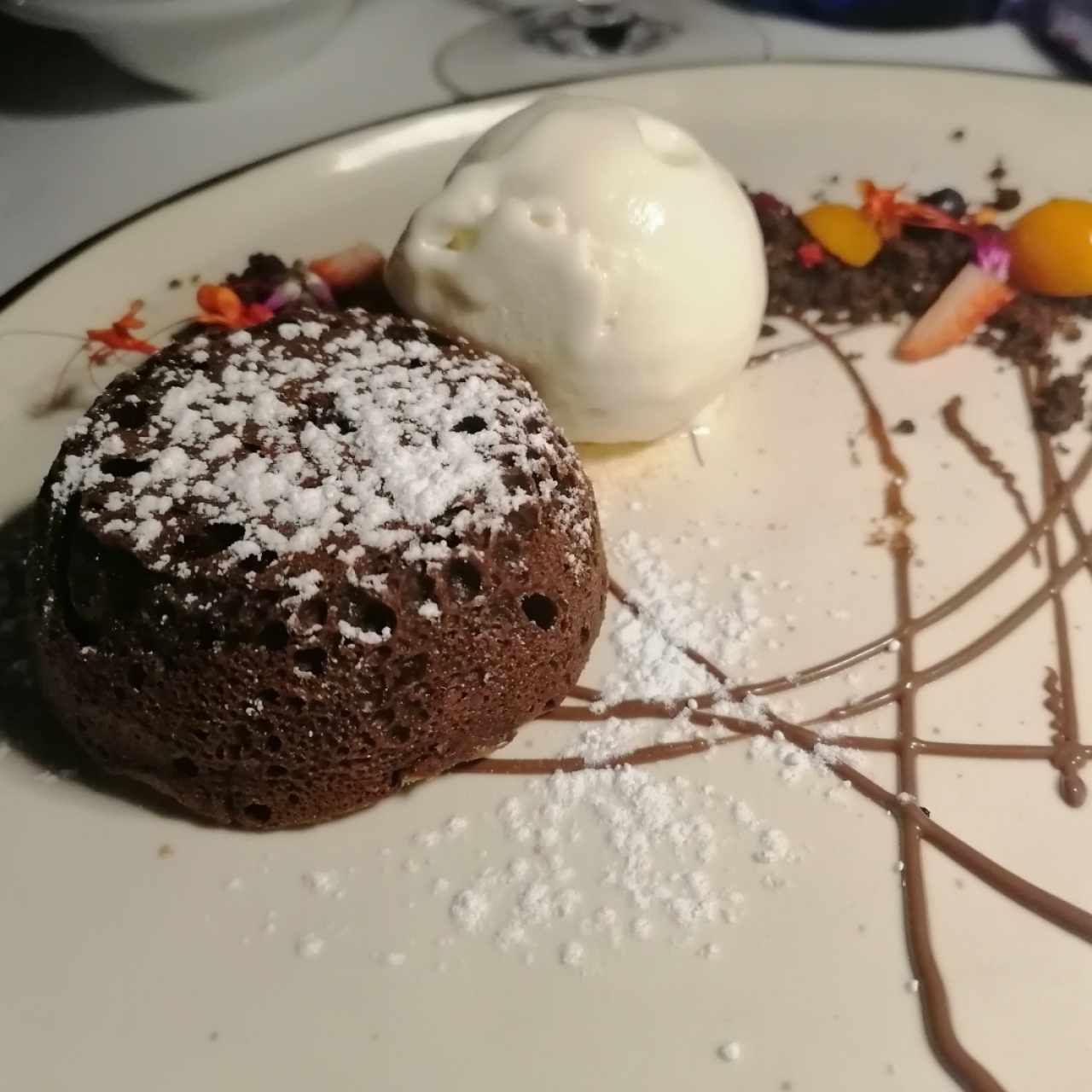 Volcán de chocolate con helado de vainilla