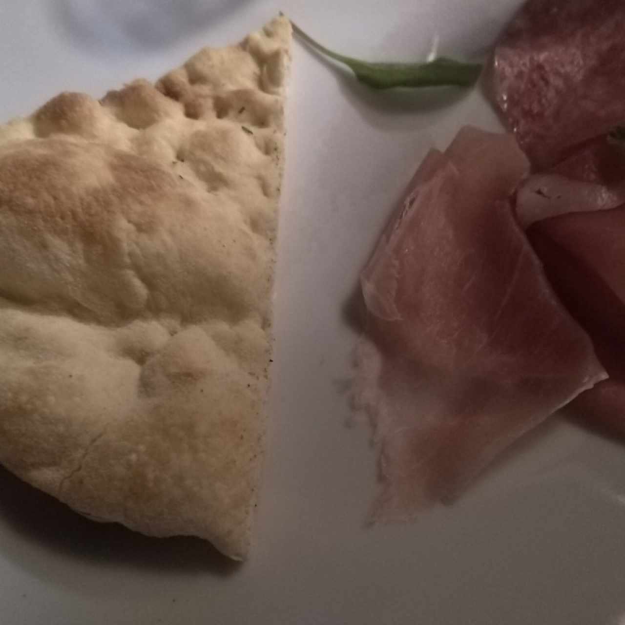 Focaccia y prosciutto