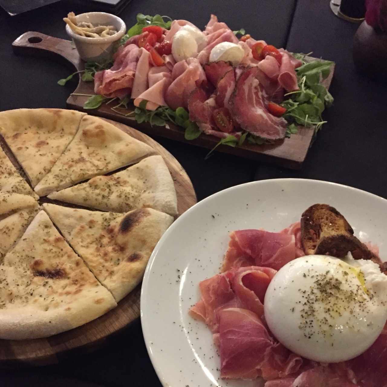 Burrata con Prosciutto y Anti pasto Rústico