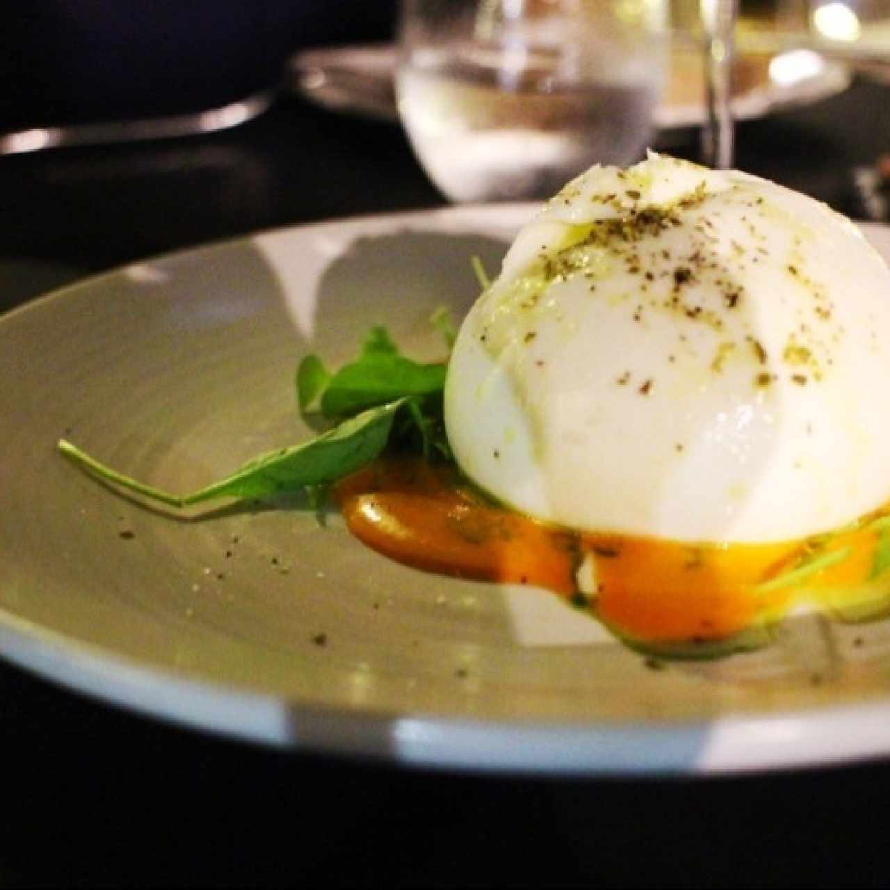 burrata con pimentones rostizados