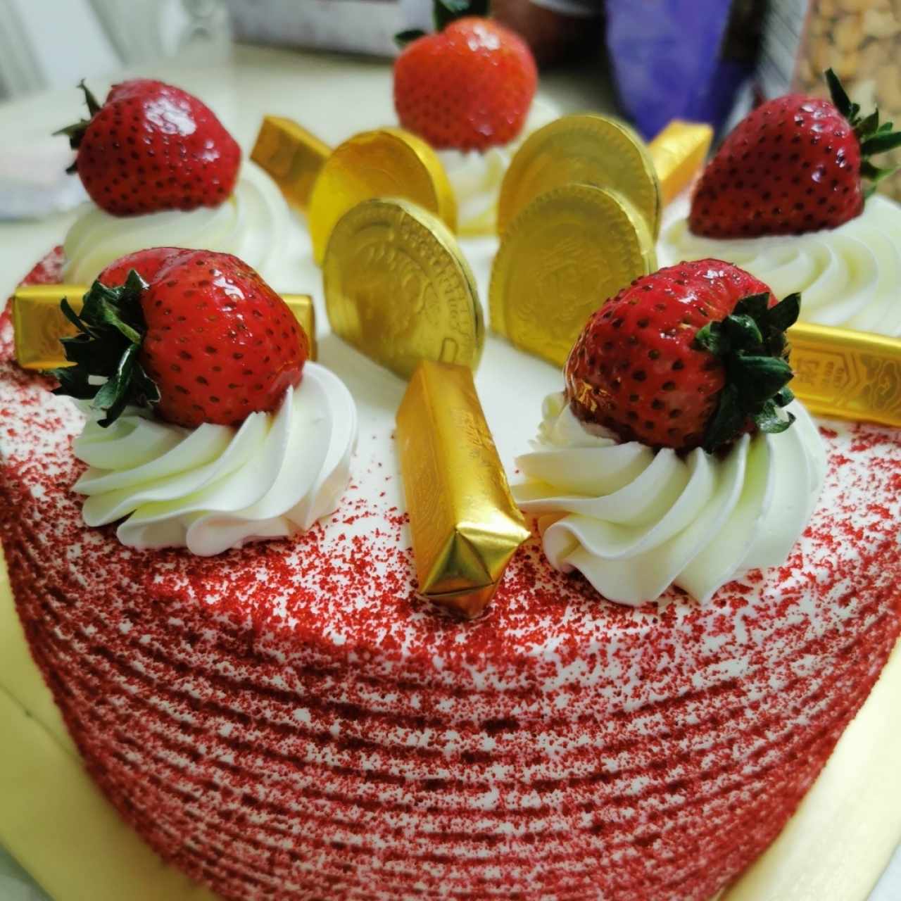 Pastel de cumpleaños (sabor a vainilla con relleno de fruta)