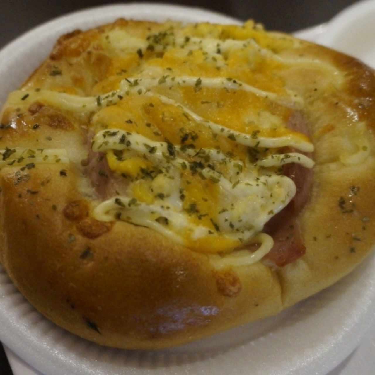 Pan con queso, jamón, huevo y maiz
