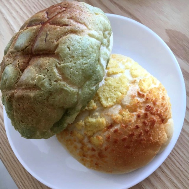 pan de matcha con frijoles+pan de maíz con queso