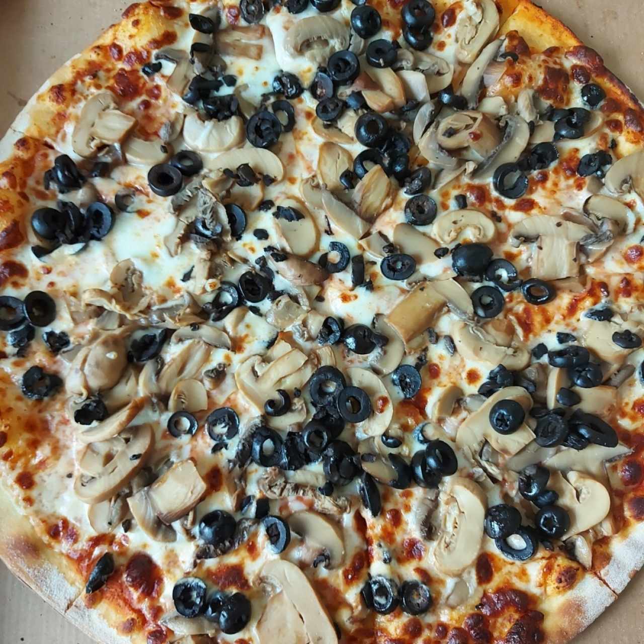 pizza de hongos y aceitunas negras