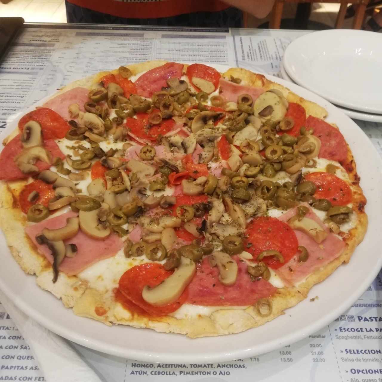 Pizza de combinación con aceite de oliva 