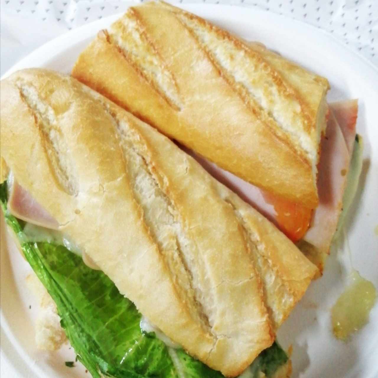 Baguette de jamón cocido.
Buen pan, ingredientes frescos, buen sabor. Ya el tema de presentación echemosle la culpa al motorizado que seguro venía a mil 🛵🌪️