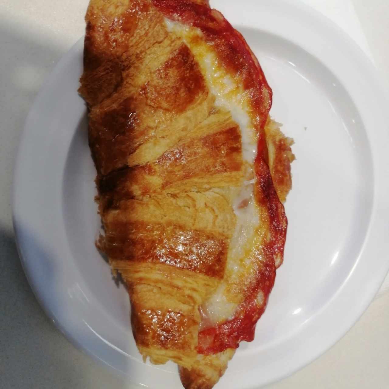 Croissant con jamon ibérico y queso provolone 