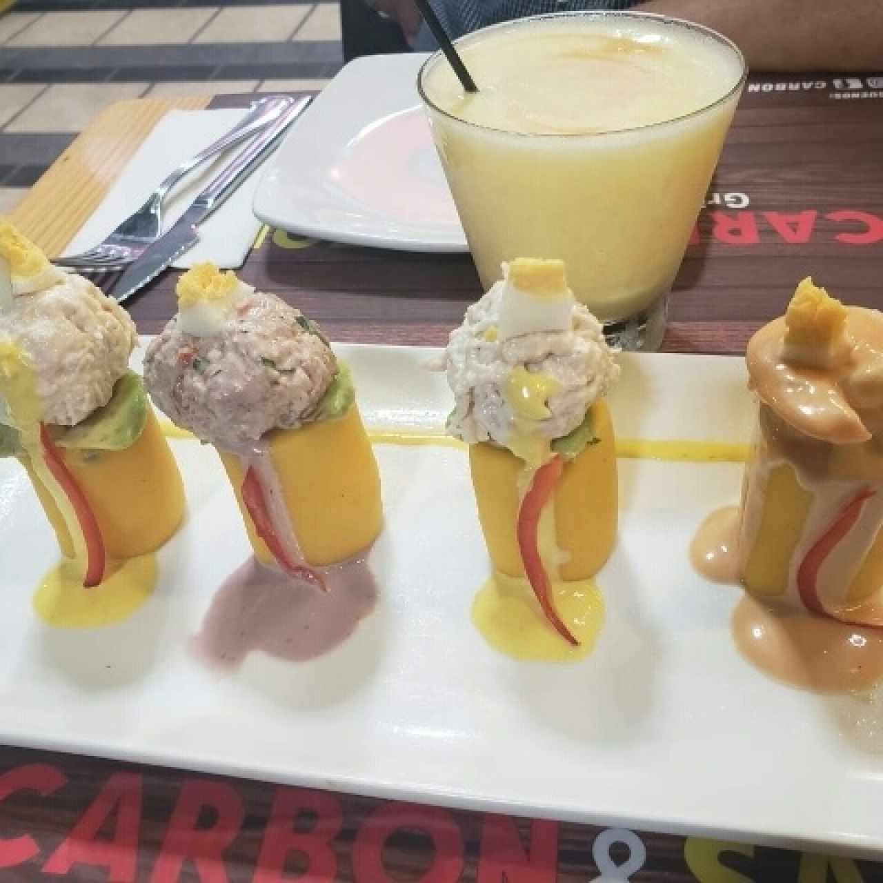 causa mixta y pisco sour de Maracuya