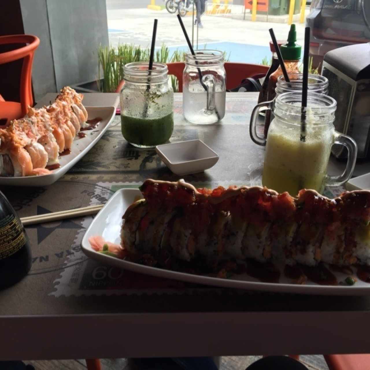 rolls de atun y salmon y bebidas de limonada con hierba buena y piña con gengibre y manzana verde