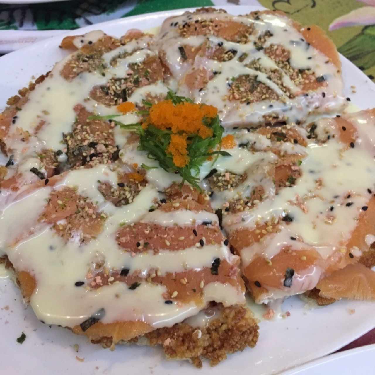 sushi pizza de salmon ahumado 
