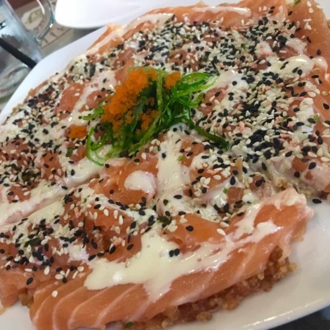 Sushi pizza de salmón fresco