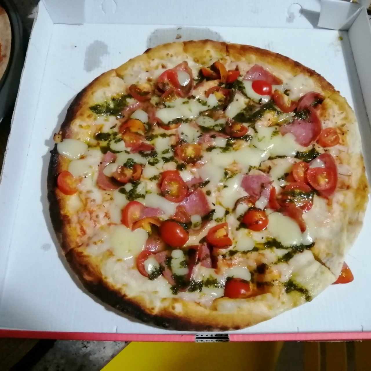 Pizza capresse tamaño mediano con salami extra