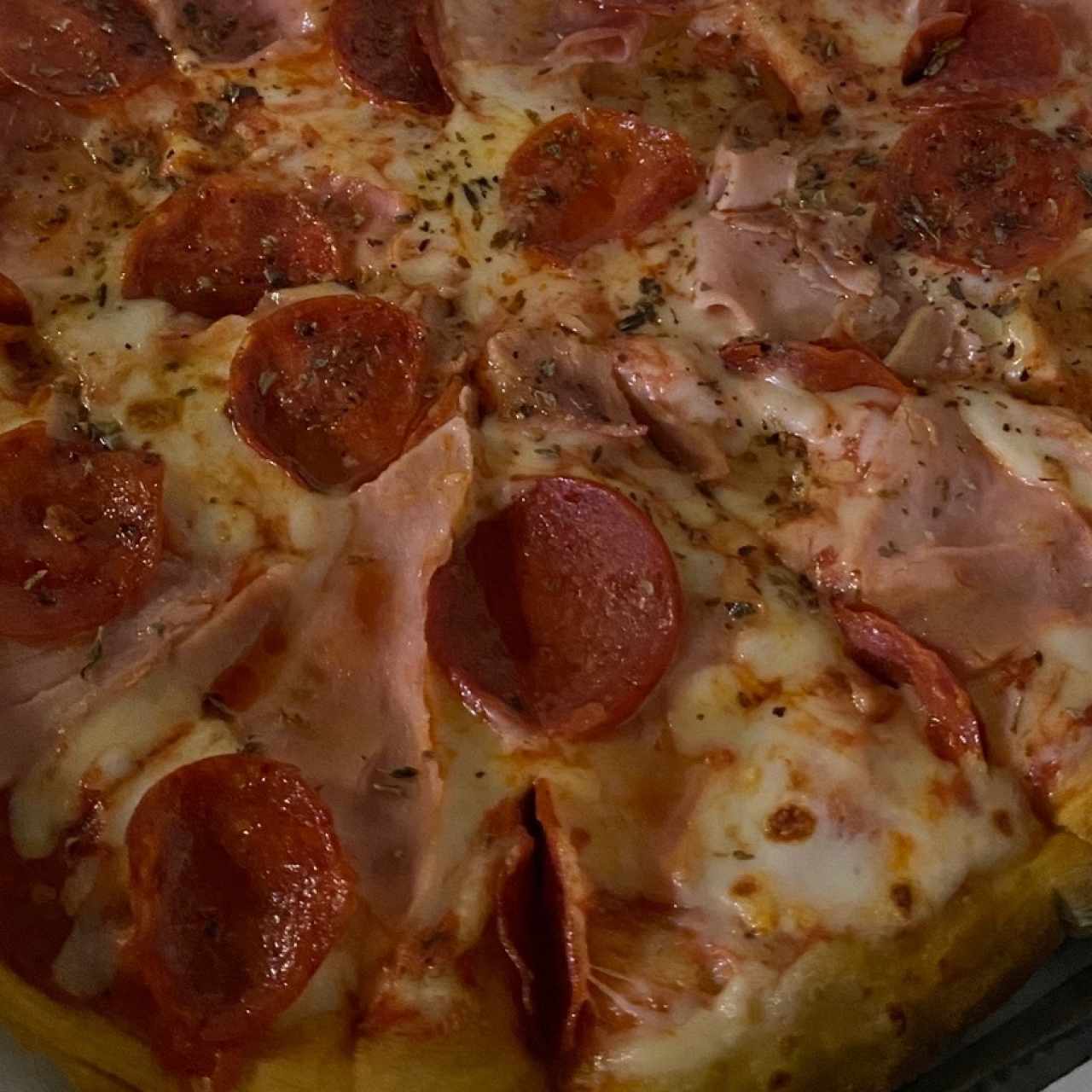 Pizza con pepperoni y jamón tamaño mediano
