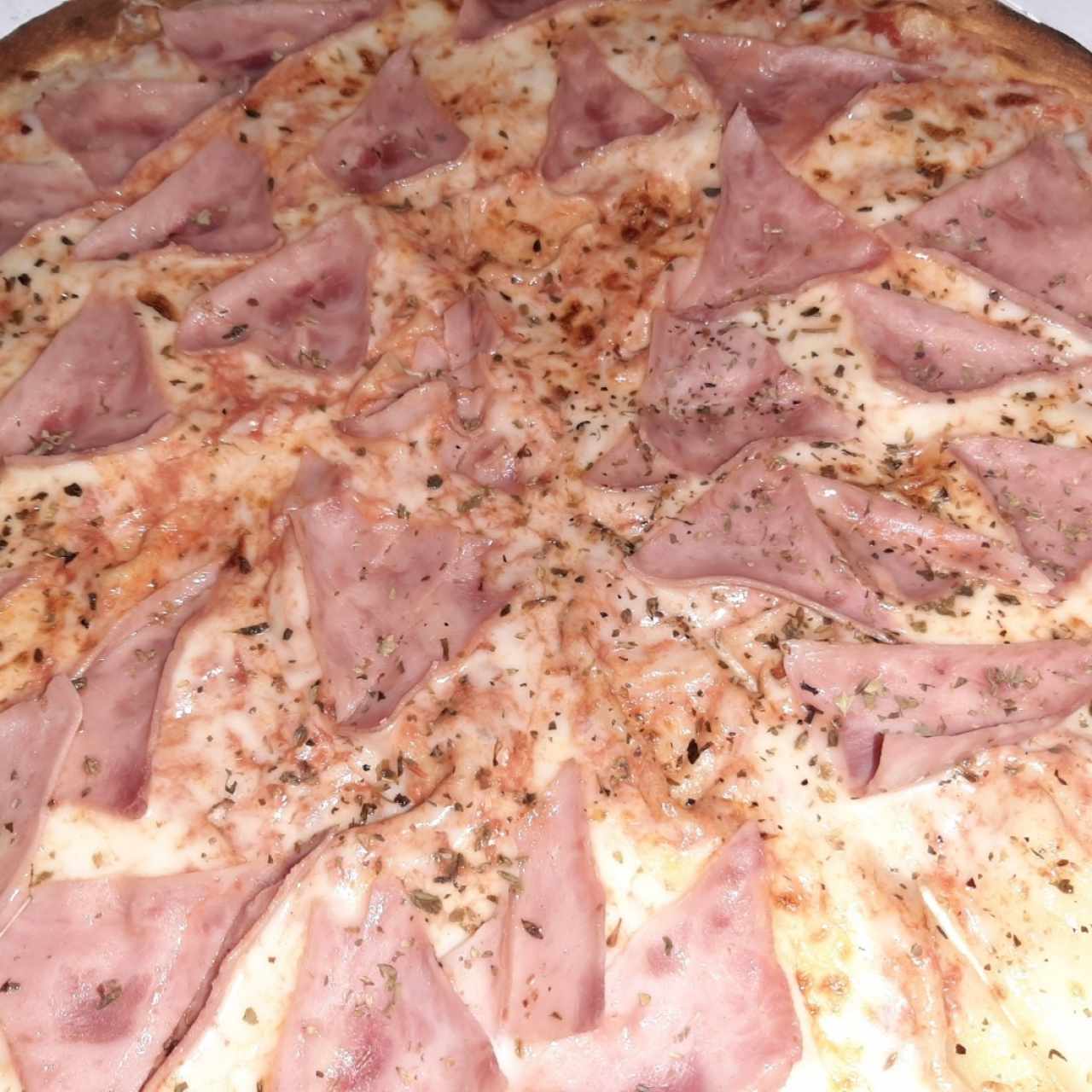 Pizza con jamón tamaño familiar