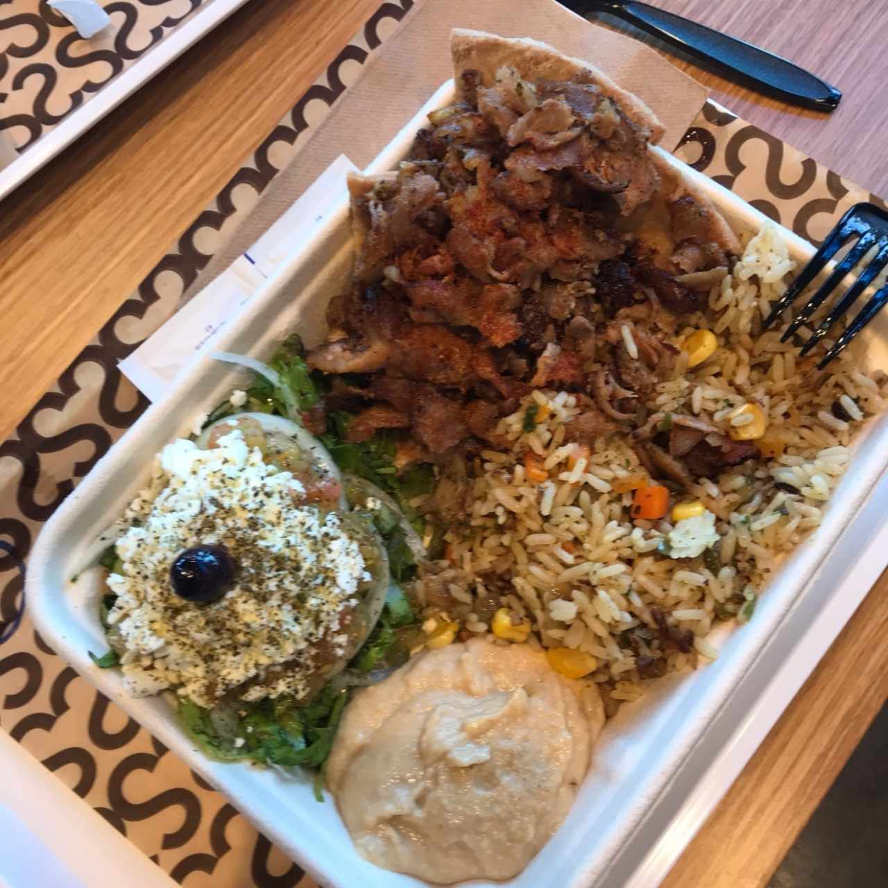 pork Platter con ensalada griega, arroz y Hummus