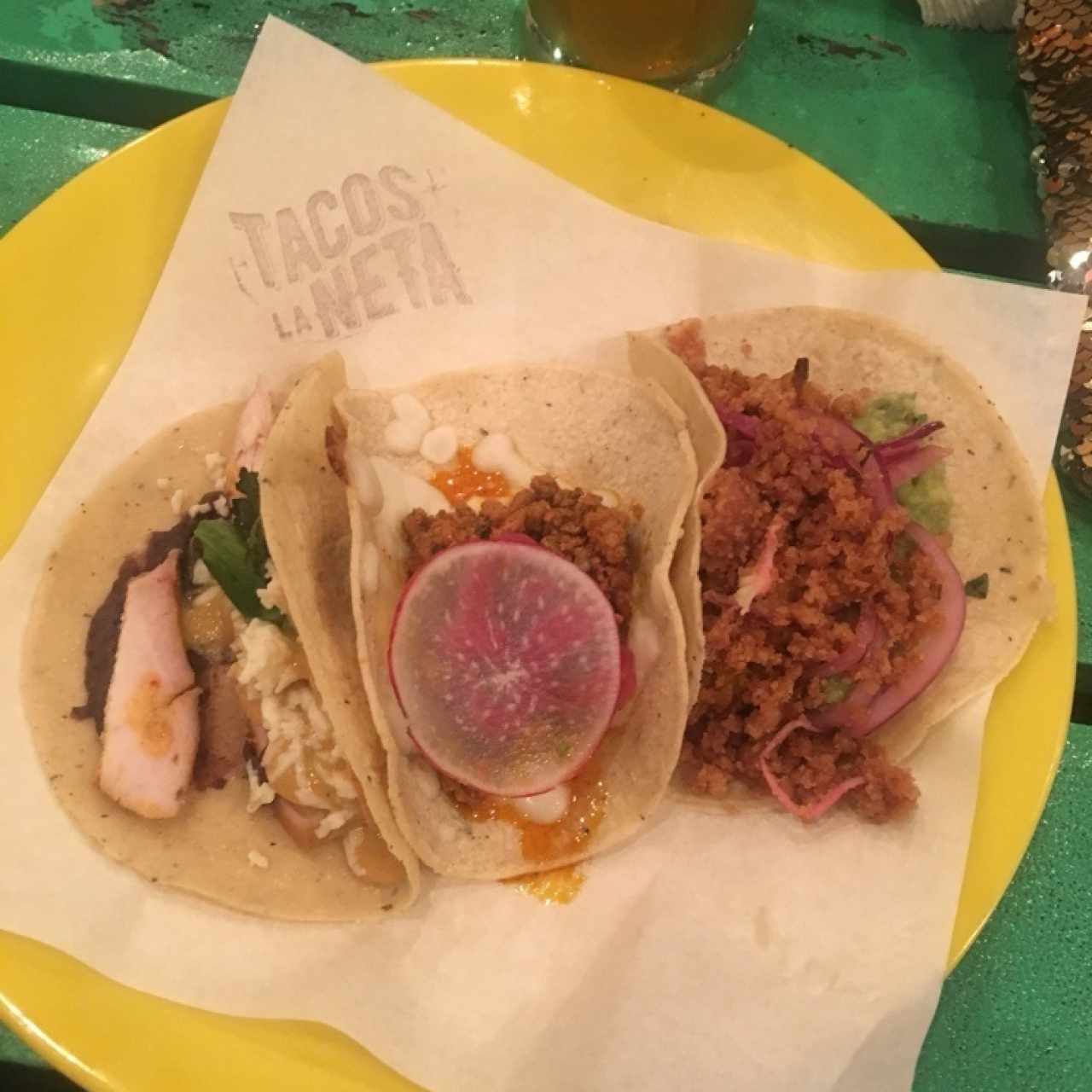 tacos de cerdo, pollo y chicharron 