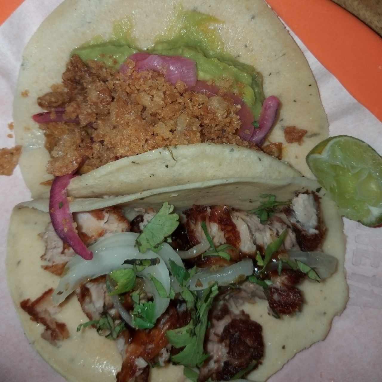 Taco de cochinillo y de chicharrón