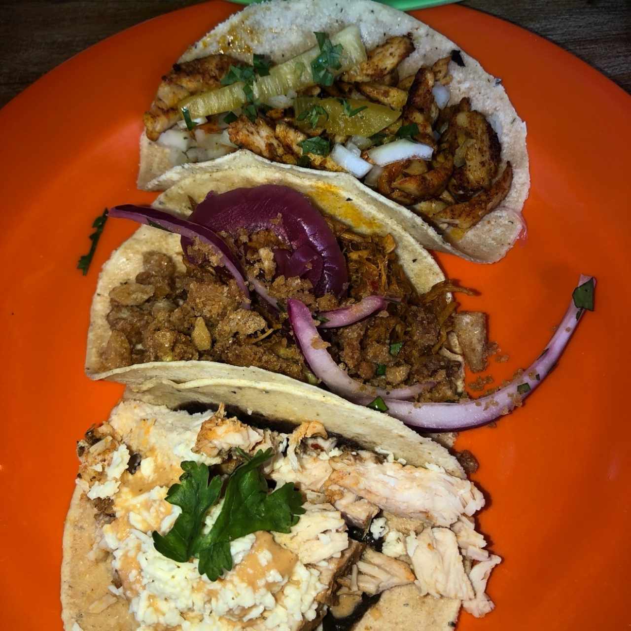 1ero: taco de pollo, 2do: taco de cochinilla piril y 3ero: taco al pastor