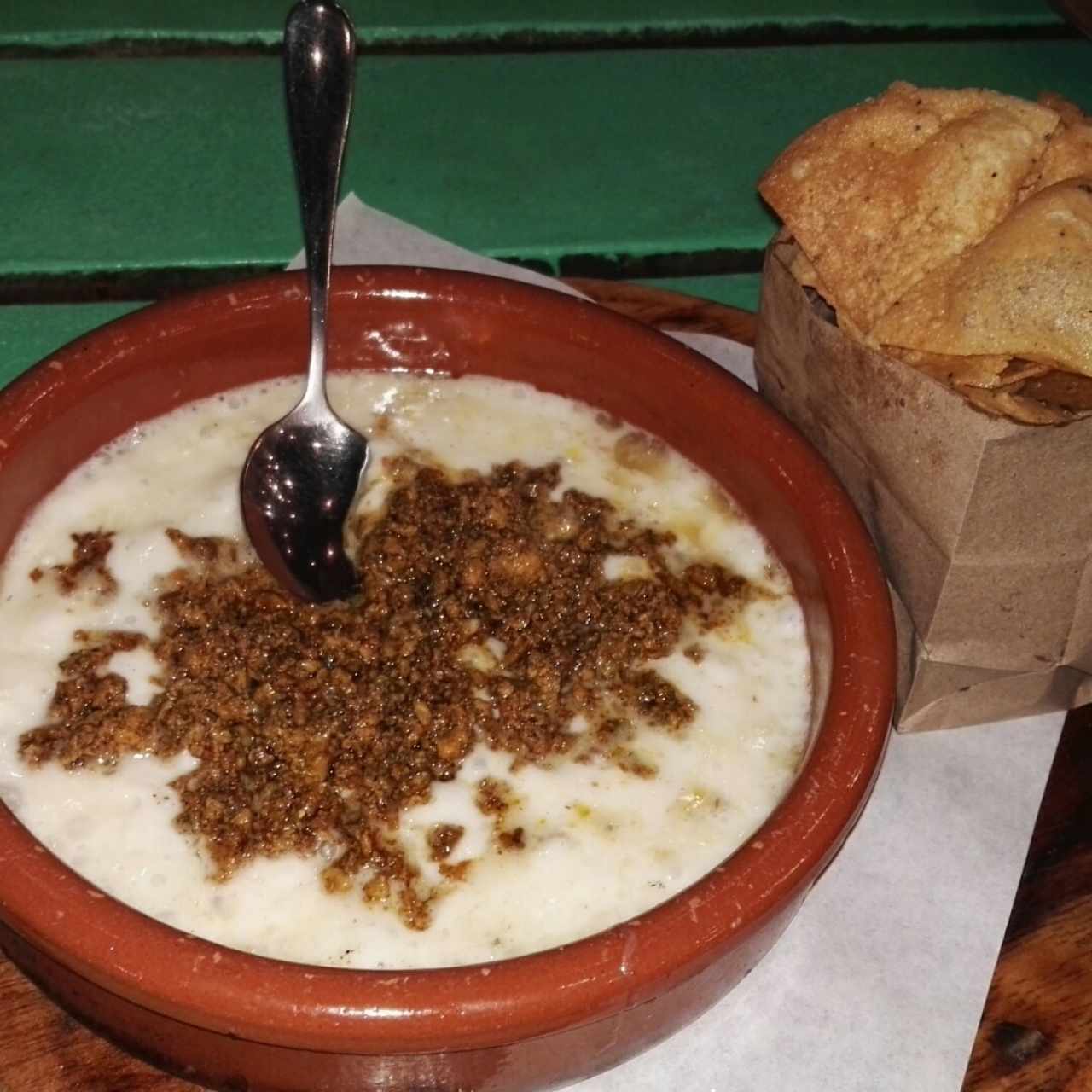 queso fundido con chorizo