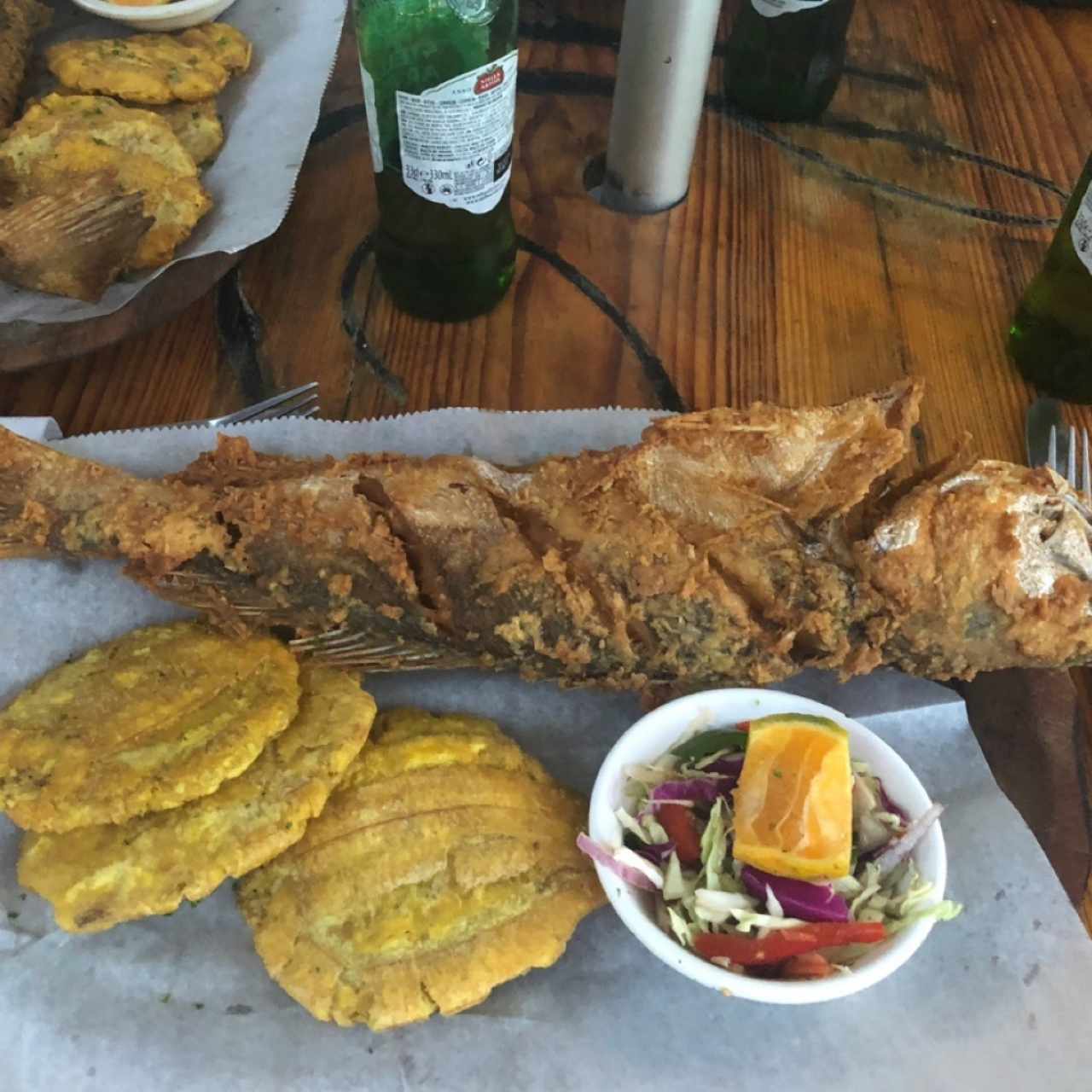 Pescado frito con patacones 