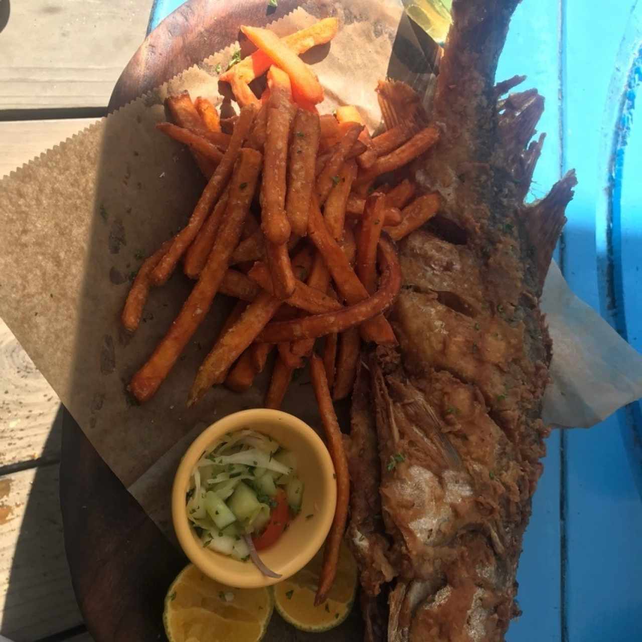 pescado con camote frito 