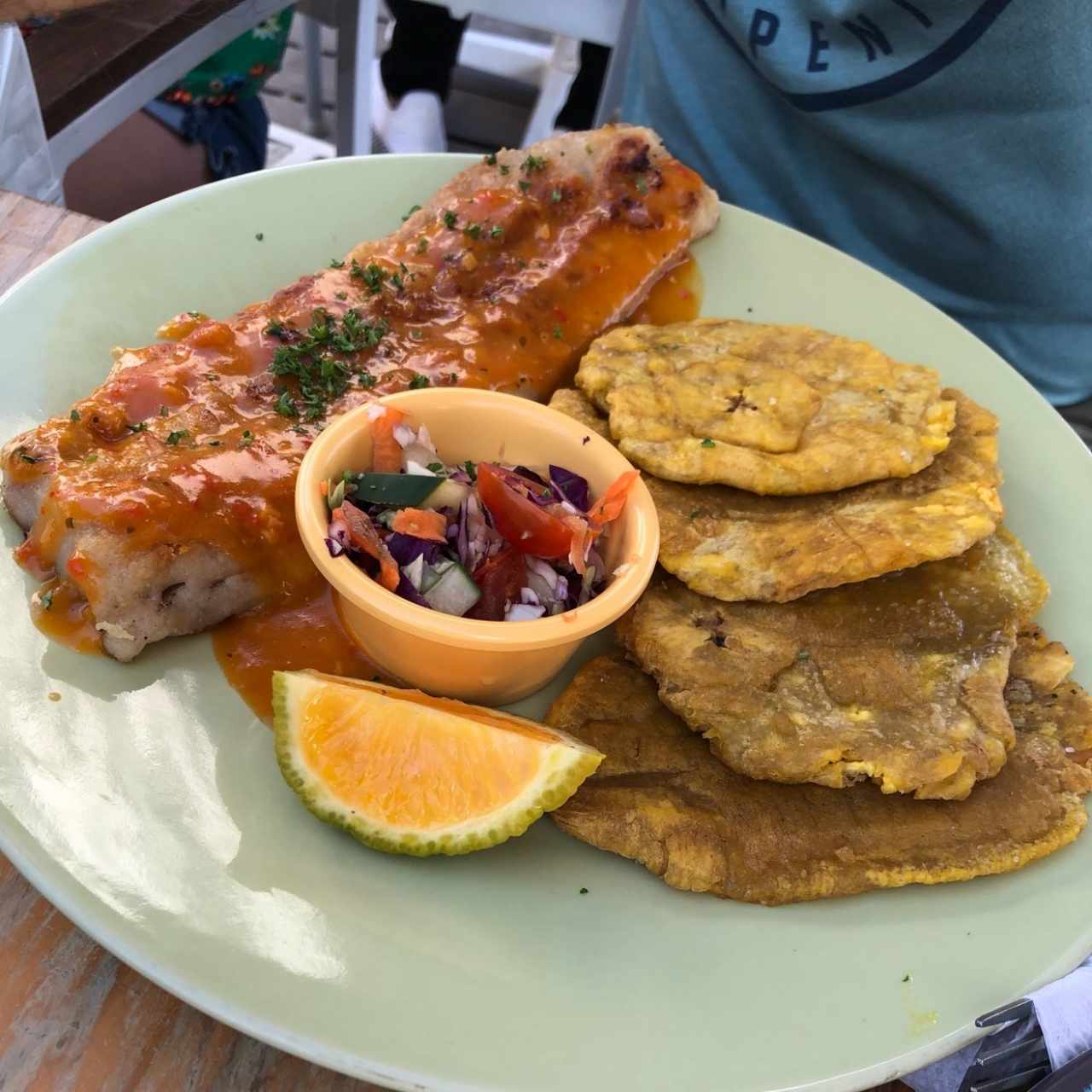 Filete de pescado al ajillo con patacones