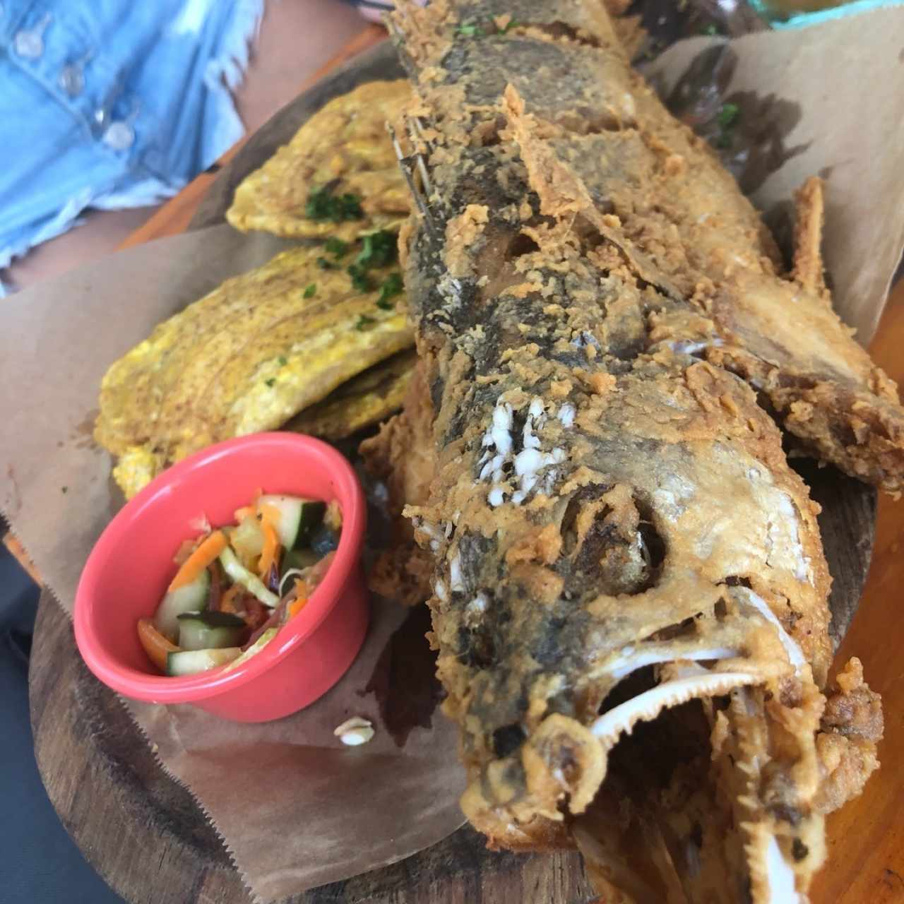 pescado frito con patacones 