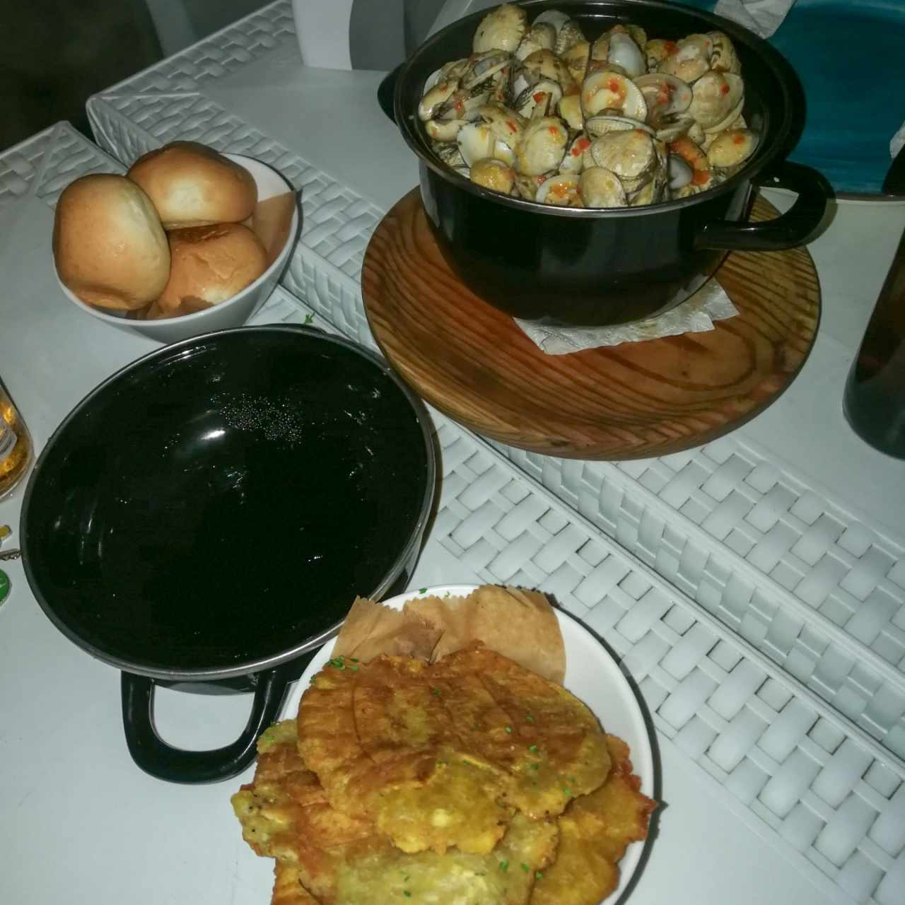 Almejas al ajillo con patacones 