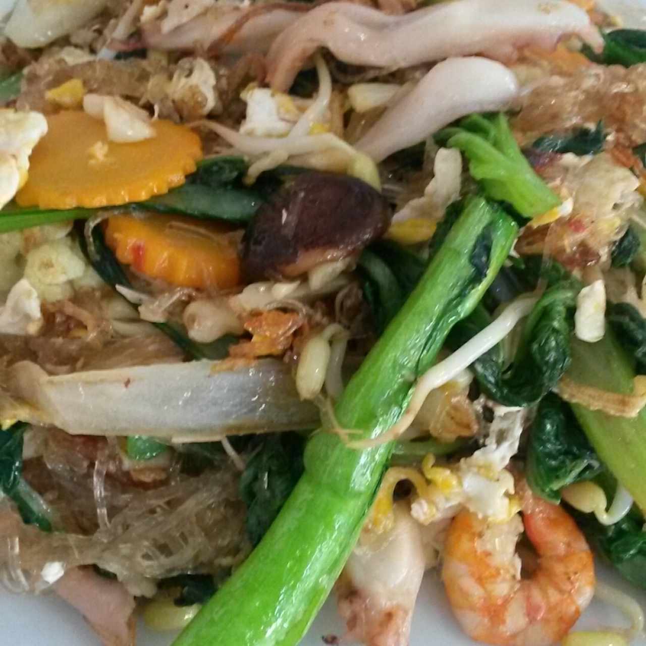 fideos transparentes con mariscos