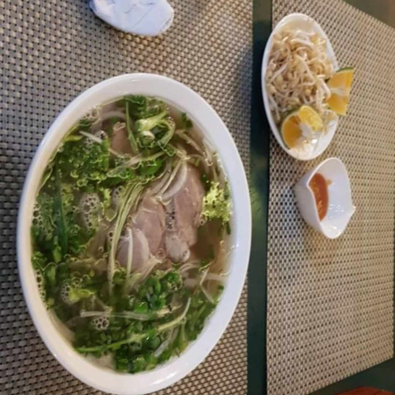 pho de carnes salteadas