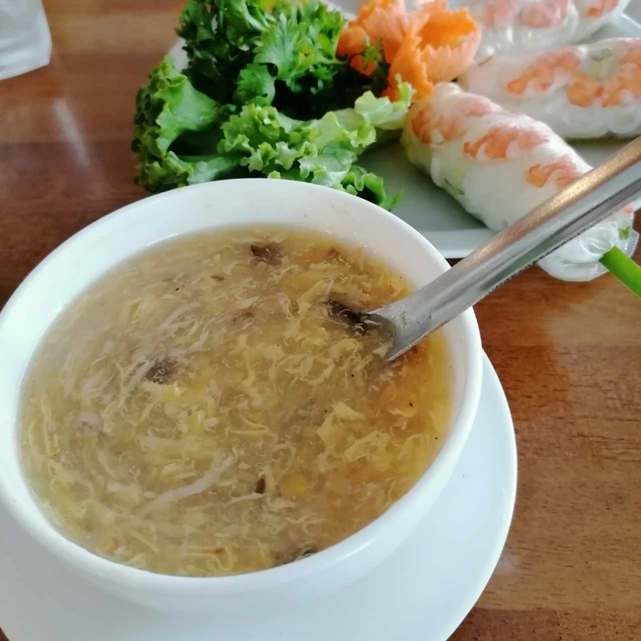 Sopa de pollo y rollos de camarón fresco