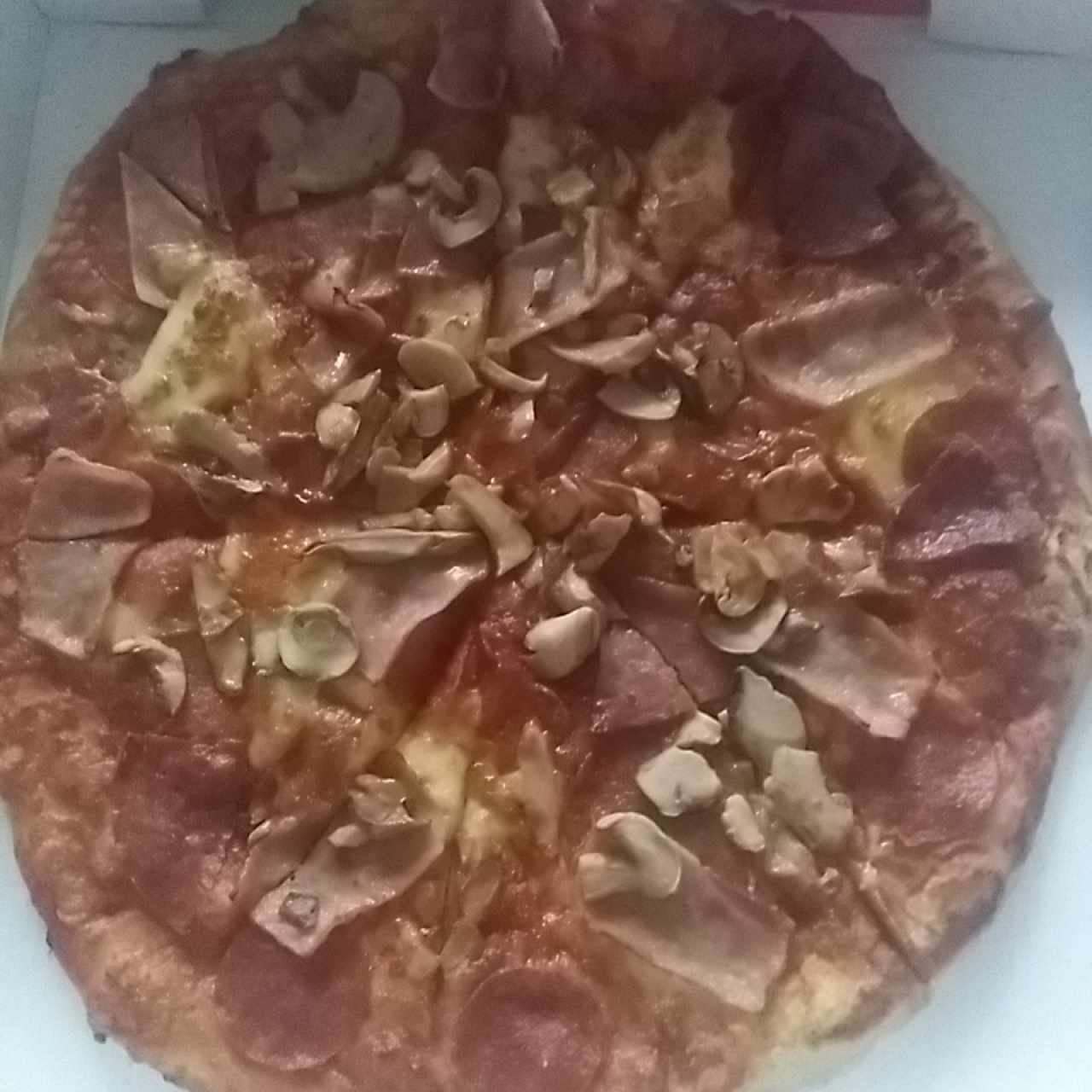 pizza de peperoni y jamón 