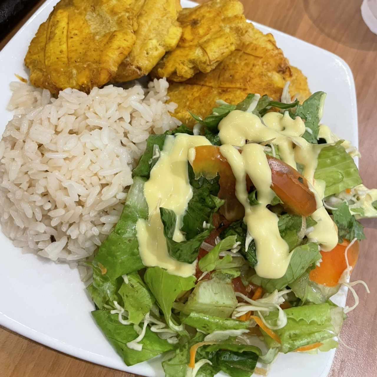 GUARNICION (Ensalada, papa, plátano maduro y arepa)