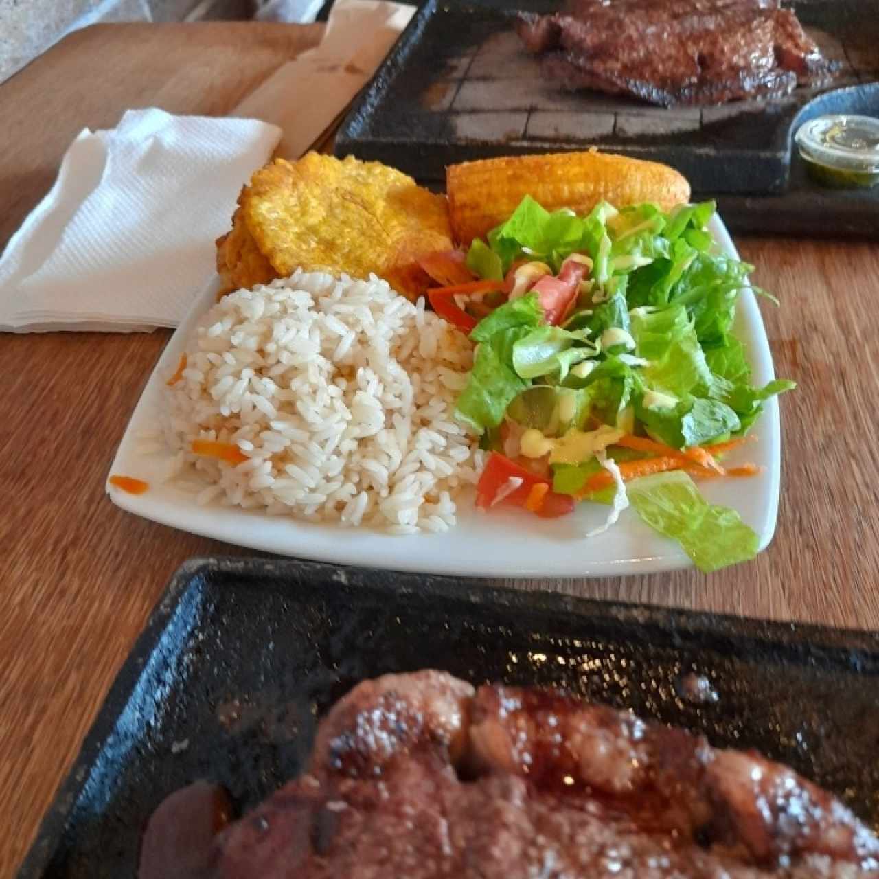 GUARNICION (Ensalada, papa, plátano maduro y arepa)