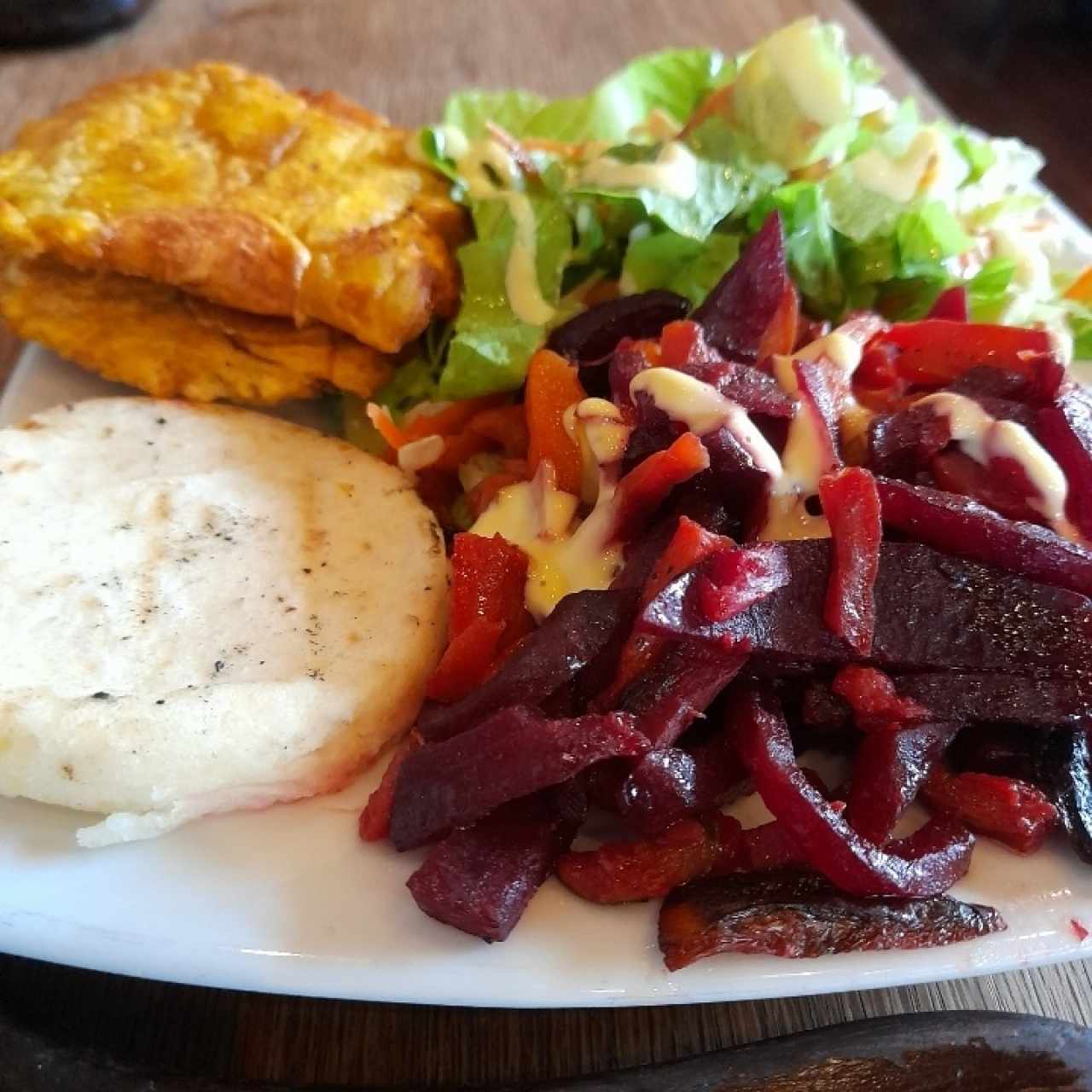 GUARNICION (Ensalada, papa, plátano maduro y arepa)