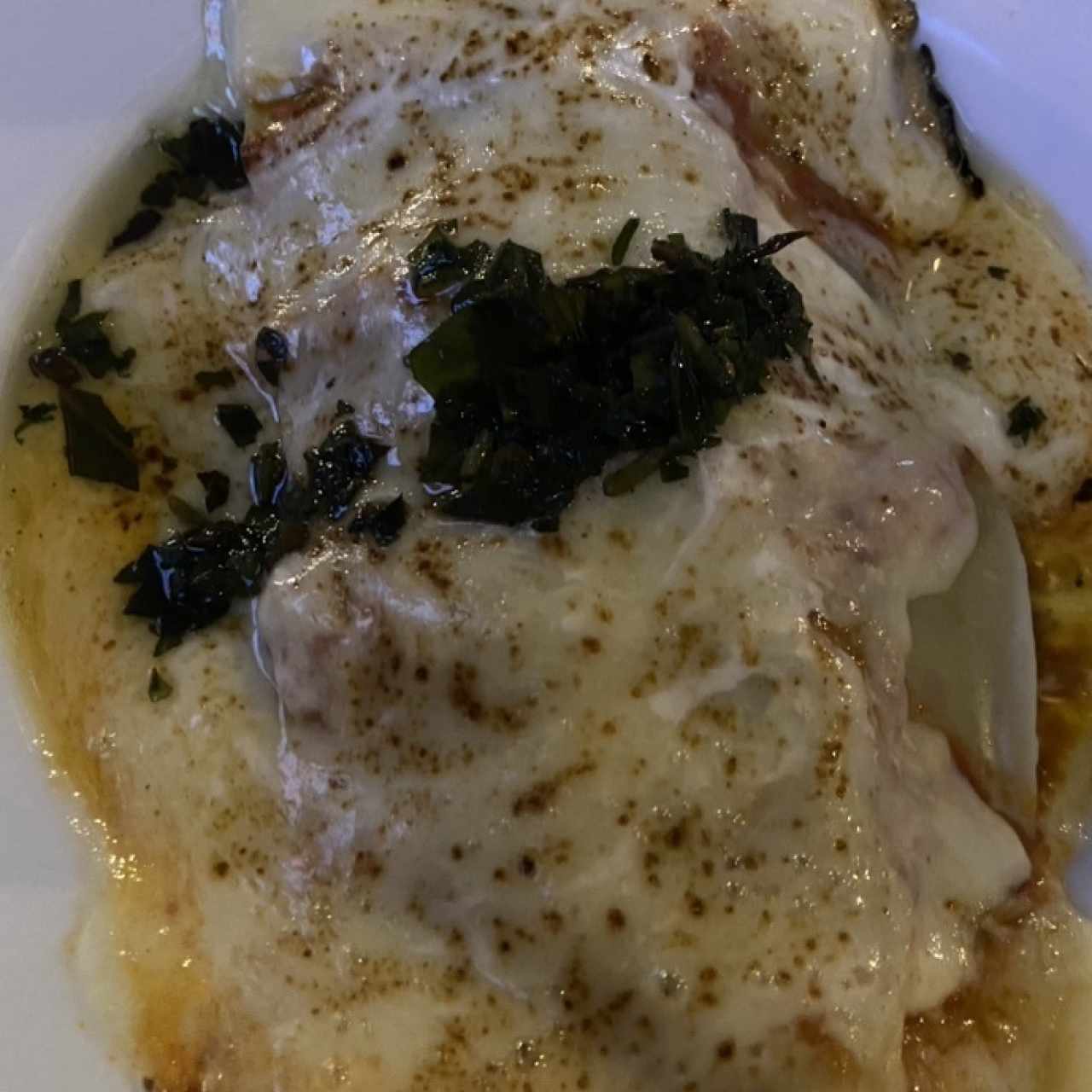 RAVIOLI ABIERTO DE CARNE Y HONGOS