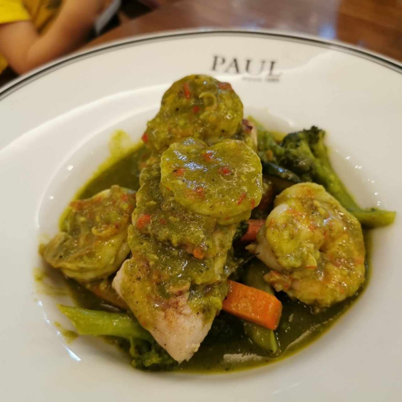 Medallon de corvina con langostino y vegetales en salsa verde