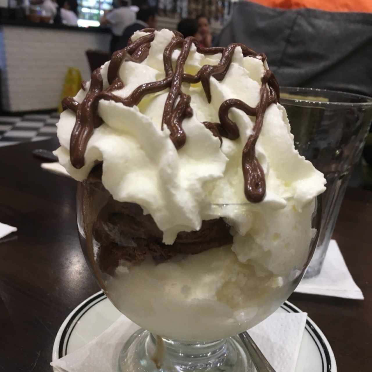 Helado de Vainilla y Chocolate con sirope de Chocolate