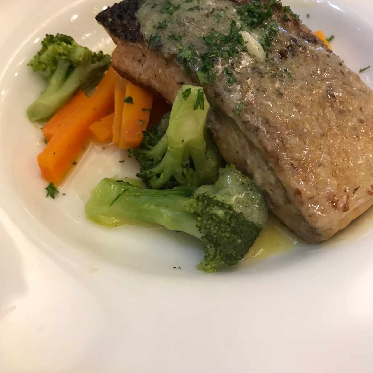 Salmon al grill con vegetables