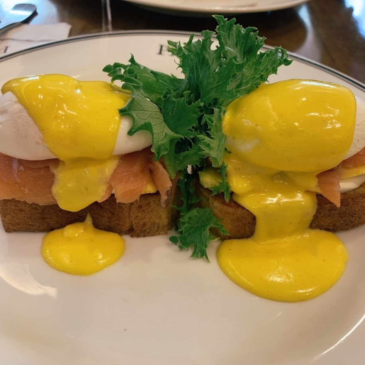 Huevos pochados con salmón