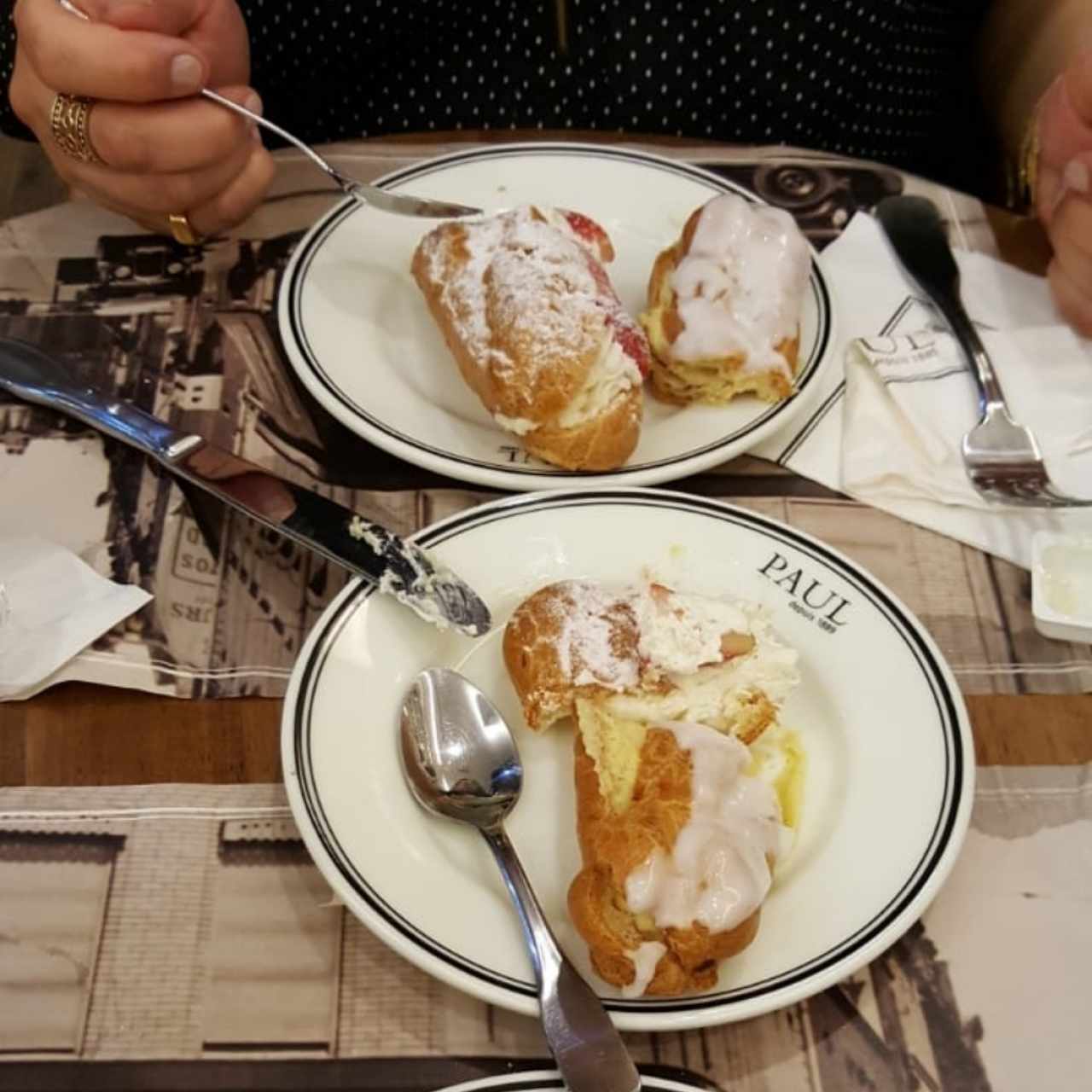 eclairs de fresa con crema de chantilly y de vainilla