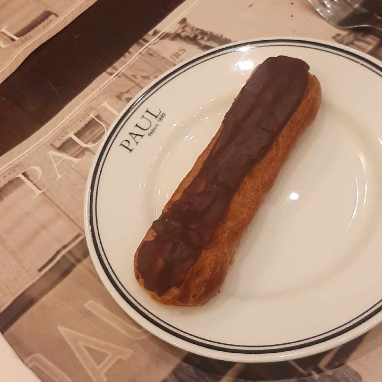 Eclair eu chocolate